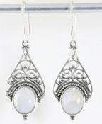 Lange opengewerkte zilveren oorbellen met regenboog maansteen afbeelding 1