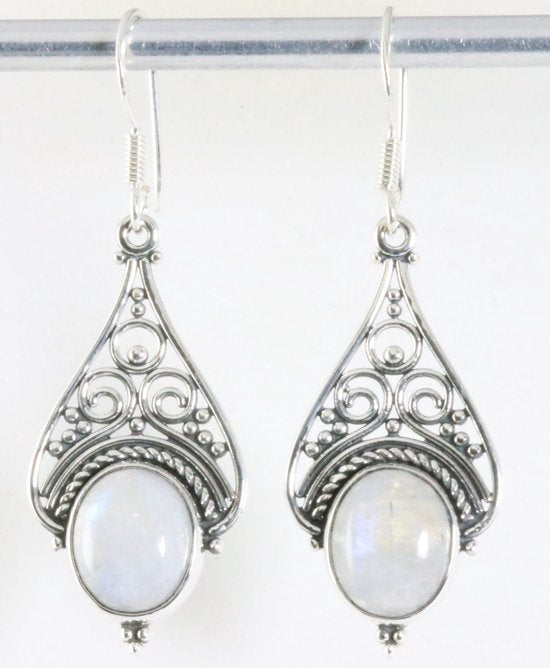 Lange opengewerkte zilveren oorbellen met regenboog maansteen afbeelding 1