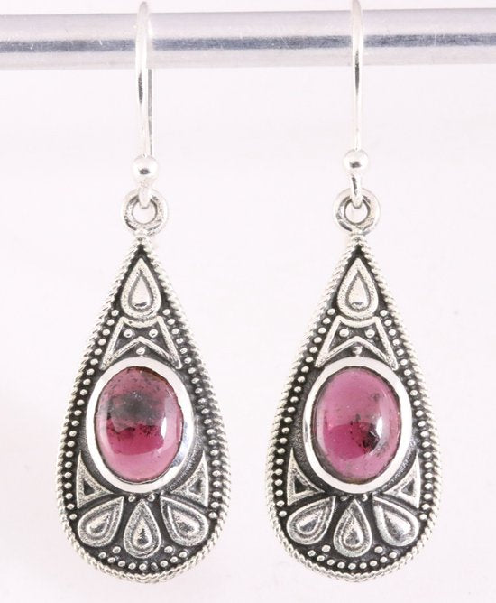 Bewerkte zilveren oorbellen met granaat afbeelding 1