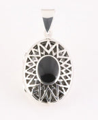 Ovaal opengewerkt zilveren medaillon met onyx afbeelding 1