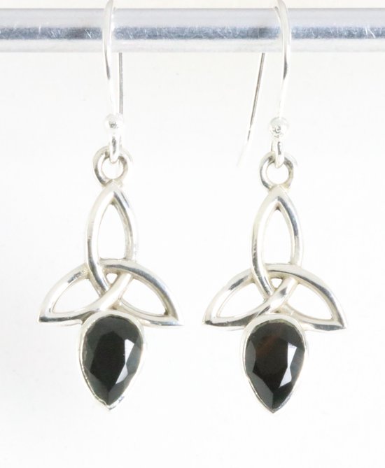 Opengewerkte zilveren oorbellen met onyx afbeelding 1