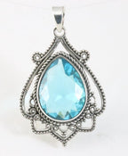 Bewerkte zilveren hanger met blauwe topaas afbeelding 1