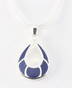 Opengewerkte druppelvormige zilveren hanger met lapis lazuli aan ketting afbeelding 1