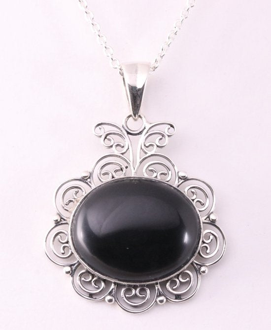 Grote opengewerkte zilveren hanger met onyx aan ketting afbeelding 1