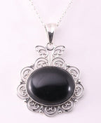 Grote opengewerkte zilveren hanger met onyx aan ketting afbeelding 1