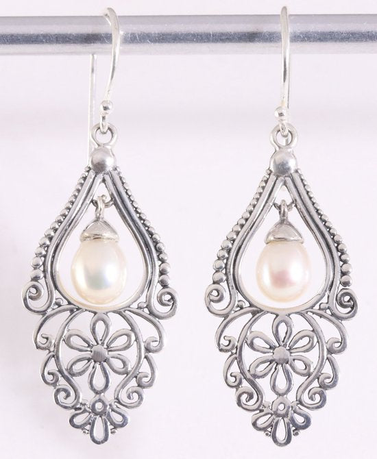 Opengewerkte zilveren oorbellen met witte zoetwater parel afbeelding 1