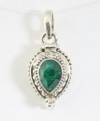 Traditioneel bewerkt zilveren medaillon met smaragd afbeelding 1
