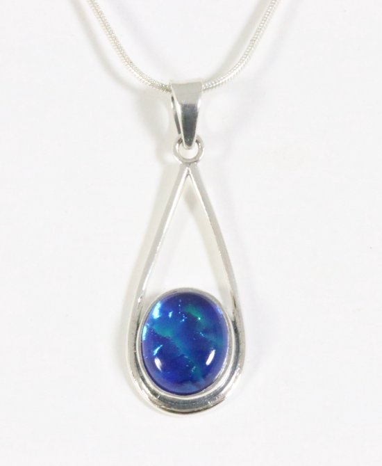 Opengewerkte zilveren hanger met blauwe opaal aan ketting afbeelding 1