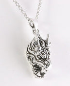 Zilveren drakenkop hanger aan jasseron ketting afbeelding 1