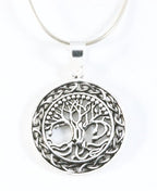 Ronde opengewerkte zilveren hanger met levensboom aan ketting afbeelding 1