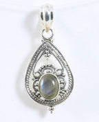 Opengewerkte zilveren hanger met labradoriet afbeelding 1