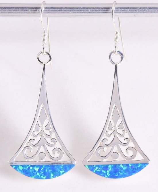 Lange opengewerkte zilveren oorbellen met Australische opaal afbeelding 1