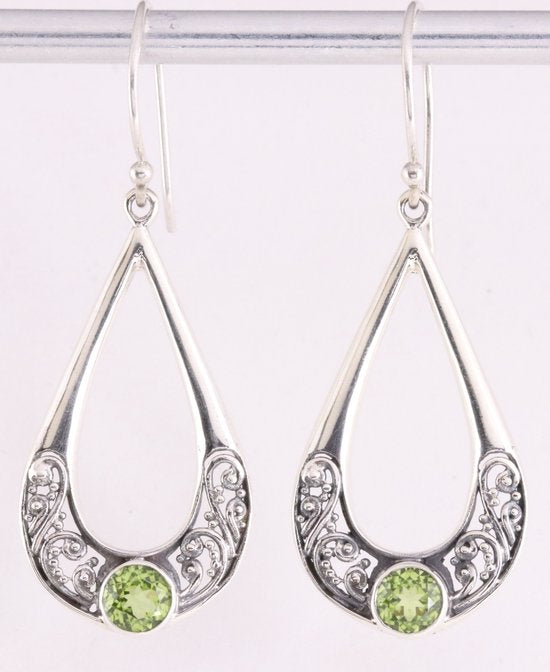 Opengewerkte zilveren oorbellen met peridoot afbeelding 1