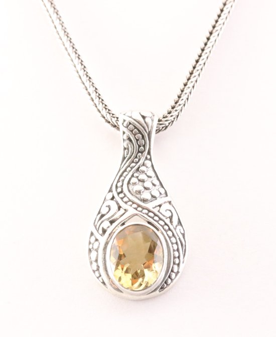 Traditionele bewerkte zilveren hanger met citrien aan vossenstaart ketting afbeelding 1