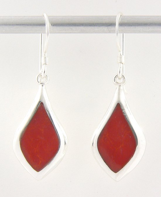 Druppelvormige zilveren oorbellen met rode koraal steen afbeelding 1