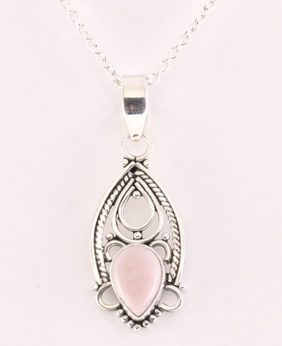 Fijne opengewerkte zilveren hanger met roze opaal aan ketting afbeelding 1