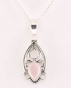 Fijne opengewerkte zilveren hanger met roze opaal aan ketting afbeelding 1
