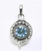 Traditioneel bewerkt rond zilveren medaillon met blauwe topaas afbeelding 1