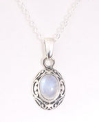 Fijne bewerkte zilveren hanger met regenboog maansteen aan ketting afbeelding 1