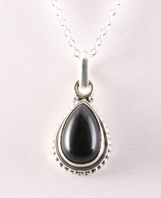 Bewerkte druppelvormige zilveren hanger met onyx aan ketting afbeelding 1