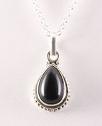 Bewerkte druppelvormige zilveren hanger met onyx aan ketting afbeelding 1