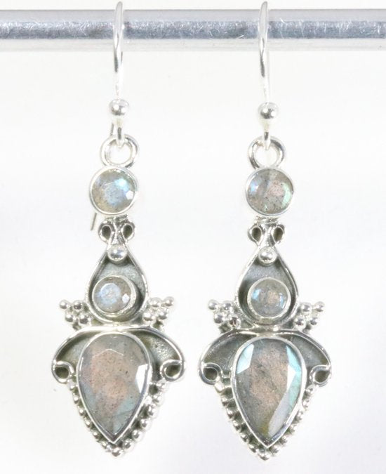 Bewerkte zilveren oorbellen met labradoriet afbeelding 1