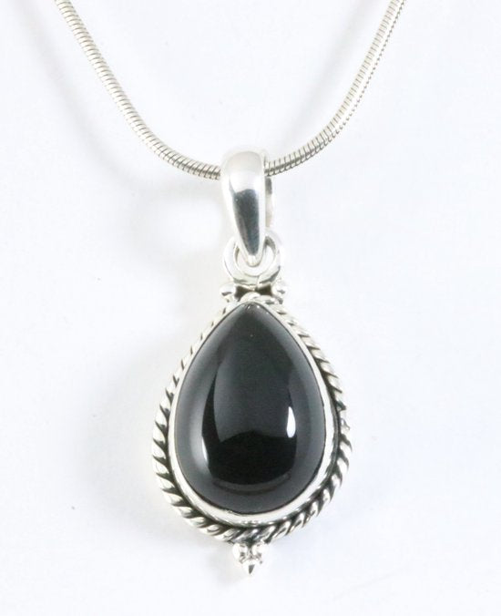 Bewerkte zilveren hanger met onyx aan ketting afbeelding 1