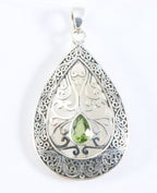 Traditionele grote bewerkte zilveren hanger met peridoot afbeelding 1