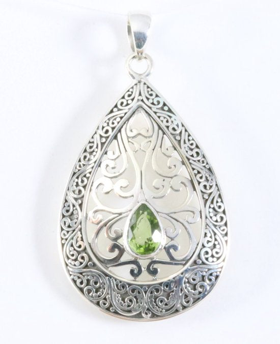 Traditionele grote bewerkte zilveren hanger met peridoot afbeelding 1