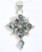 Bewerkte zilveren kruishanger met labradoriet afbeelding 1