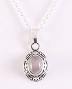 Fijne bewerkte zilveren hanger met rozenkwarts aan ketting afbeelding 1