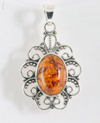 Opengewerkte zilveren hanger met amber afbeelding 1