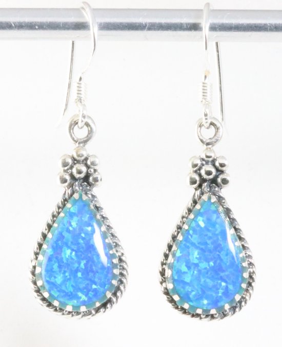 Bewerkte zilveren oorbellen met Australische opaal afbeelding 1