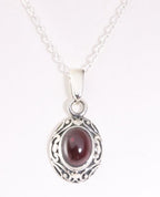 Fijne bewerkte zilveren hanger met granaat aan ketting afbeelding 1