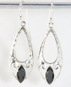 Lange opengewerkte zilveren oorbellen met onyx afbeelding 1