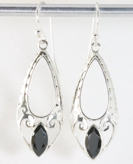 Lange opengewerkte zilveren oorbellen met onyx afbeelding 1