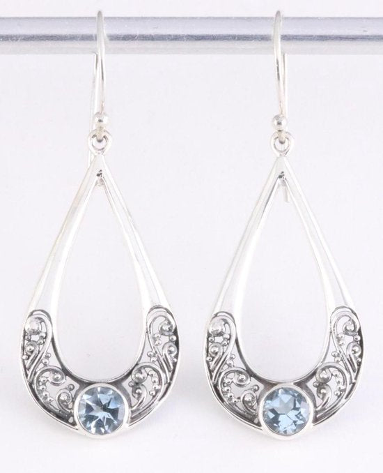 Opengewerkte zilveren oorbellen met blauwe topaas afbeelding 1