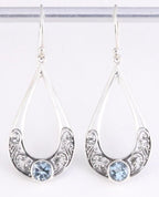 Opengewerkte zilveren oorbellen met blauwe topaas afbeelding 1