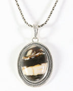 Bewerkte ovale zilveren hanger met peanut wood jaspis aan ketting afbeelding 1