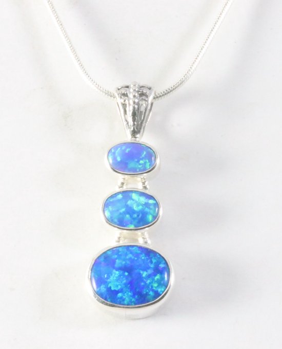 Zilveren hanger met Australische opaal aan ketting afbeelding 1