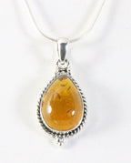 Bewerkte druppelvormige zilveren hanger met amber aan ketting afbeelding 1