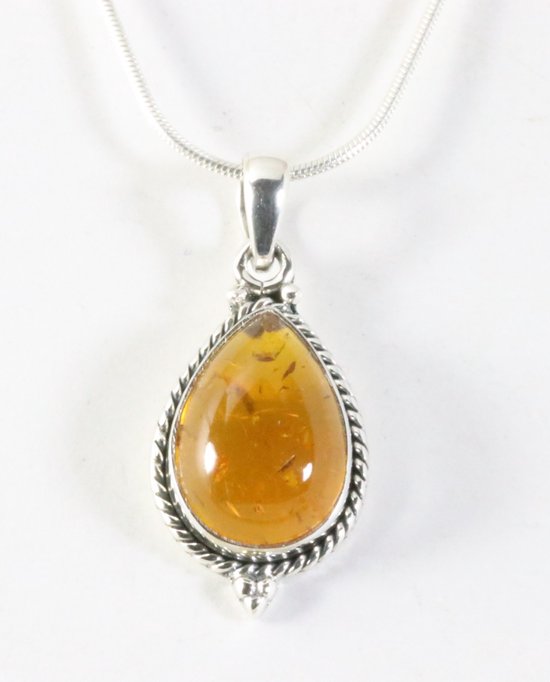 Bewerkte druppelvormige zilveren hanger met amber aan ketting afbeelding 1