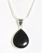 Druppelvormige zilveren hanger met onyx aan ketting afbeelding 1