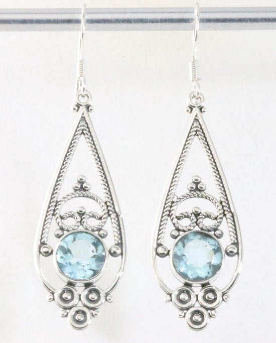 Lange opengewerkte zilveren oorbellen met blauwe topaas afbeelding 1