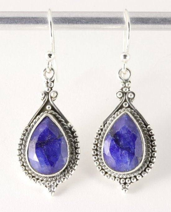 Bewerkte zilveren oorbellen met blauwe saffier afbeelding 1