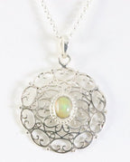 Opengewerkte zilveren hanger met Ethiopische opaal aan ketting afbeelding 1