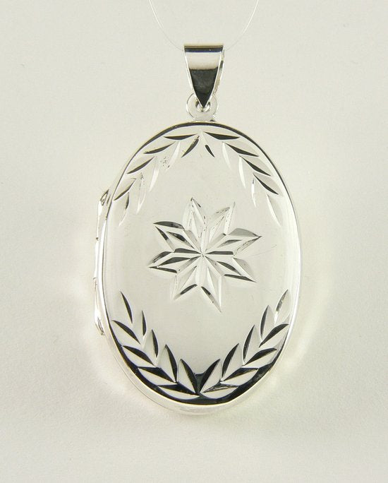 Ovaal zilveren medaillon met fantasiegravering afbeelding 1