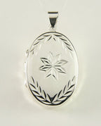 Ovaal zilveren medaillon met fantasiegravering afbeelding 1