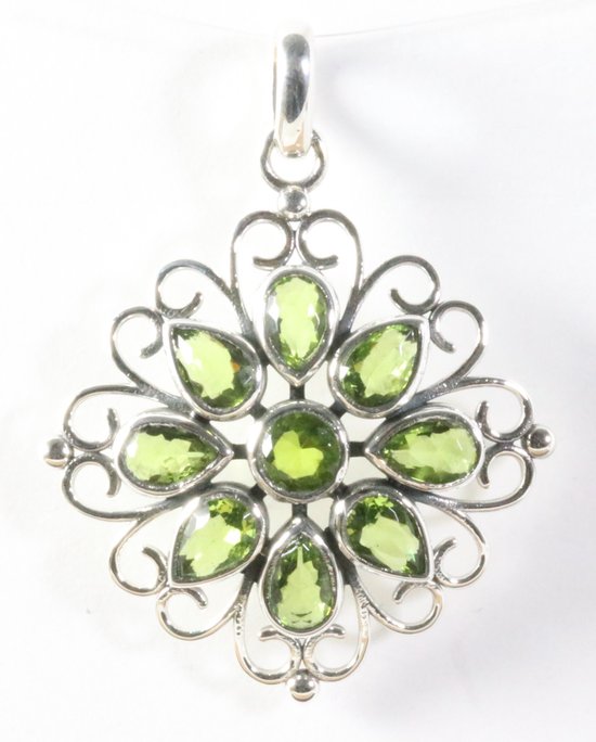 Opengewerkte zilveren hanger met peridoot afbeelding 1