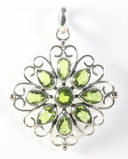 Opengewerkte zilveren hanger met peridoot afbeelding 1
